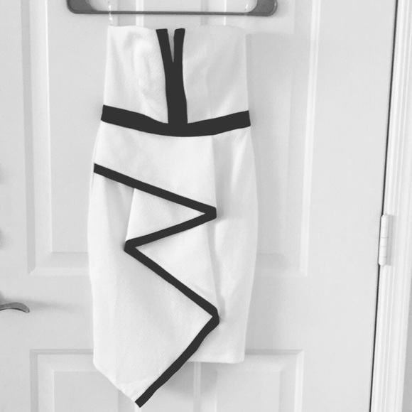 Lipsy London Dresses & Skirts - NWT Strapless bodycon dress with deep vneck